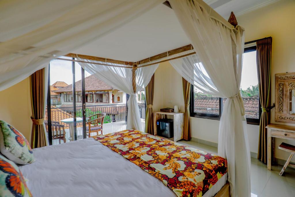 Postel nebo postele na pokoji v ubytování Warji House 1 Ubud Centre