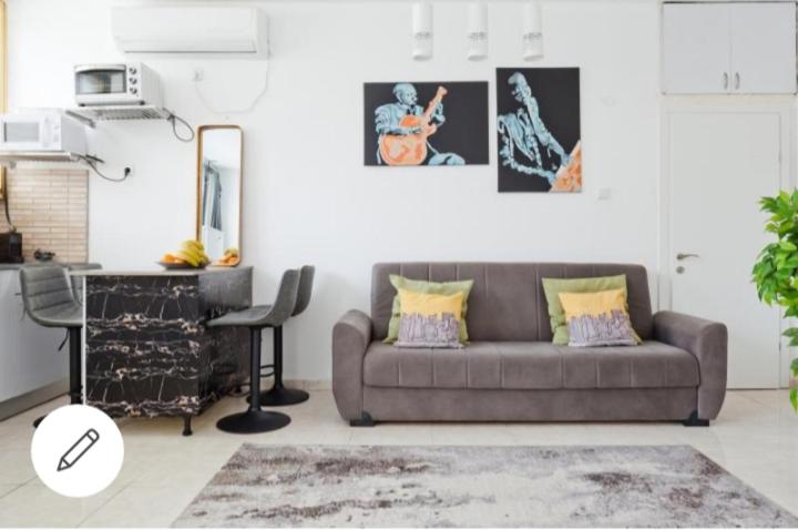 Bat Yam on The Beach - Studio Apartment