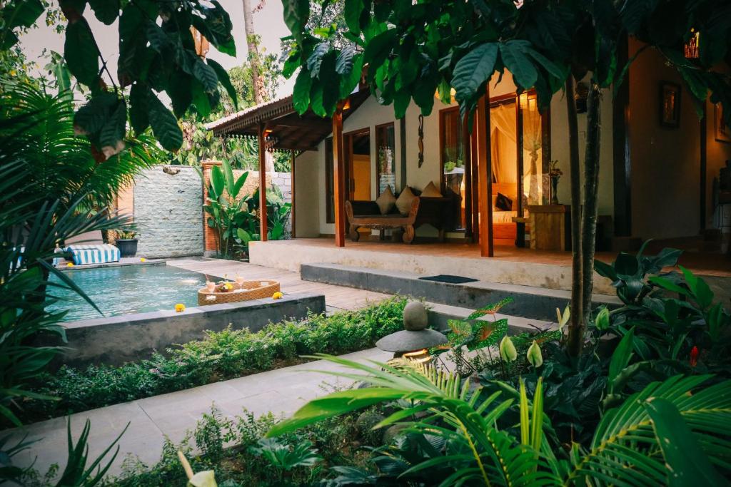 een huis met een zwembad in de tuin bij Private Villa with nature atmosphere by Pondok Dino in Ubud