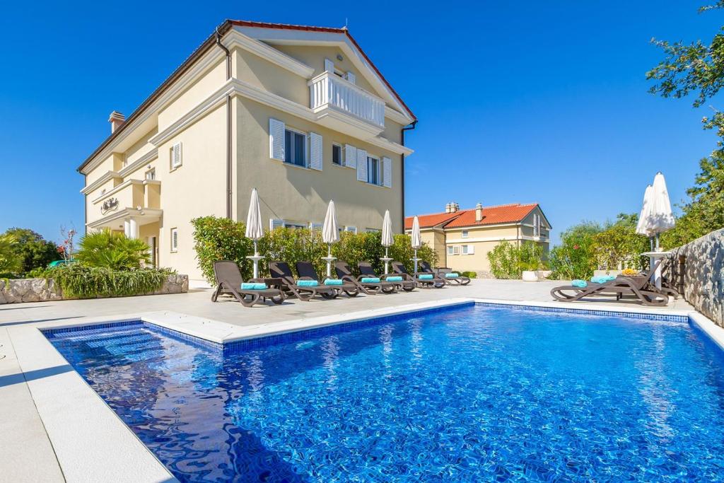 Πισίνα στο ή κοντά στο Luxury Apartments Villa Mande
