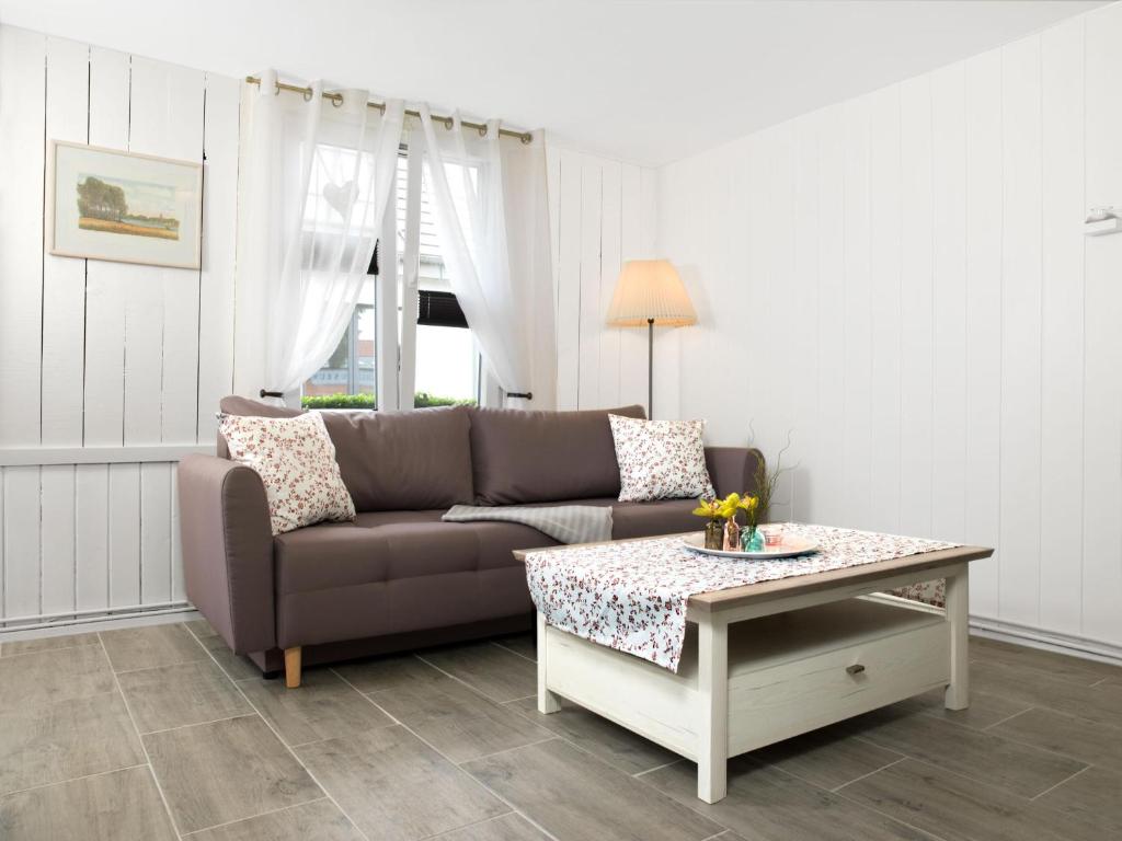 uma sala de estar com um sofá e uma mesa de centro em Gaude Tiet em Insel Poel