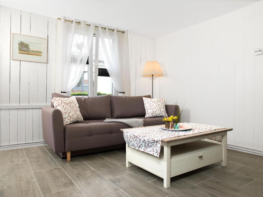 a living room with a couch and a coffee table at Gaude Tiet in Insel Poel