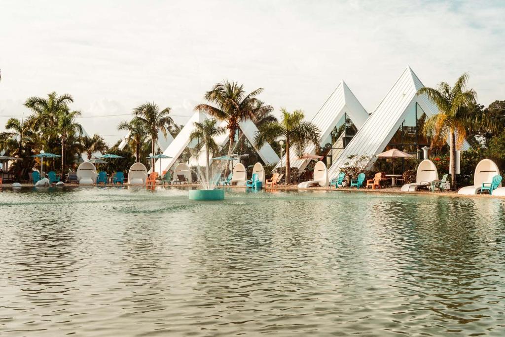 een uitzicht op het zwembad van het Disney resort bij Pyramids in Florida in Estero