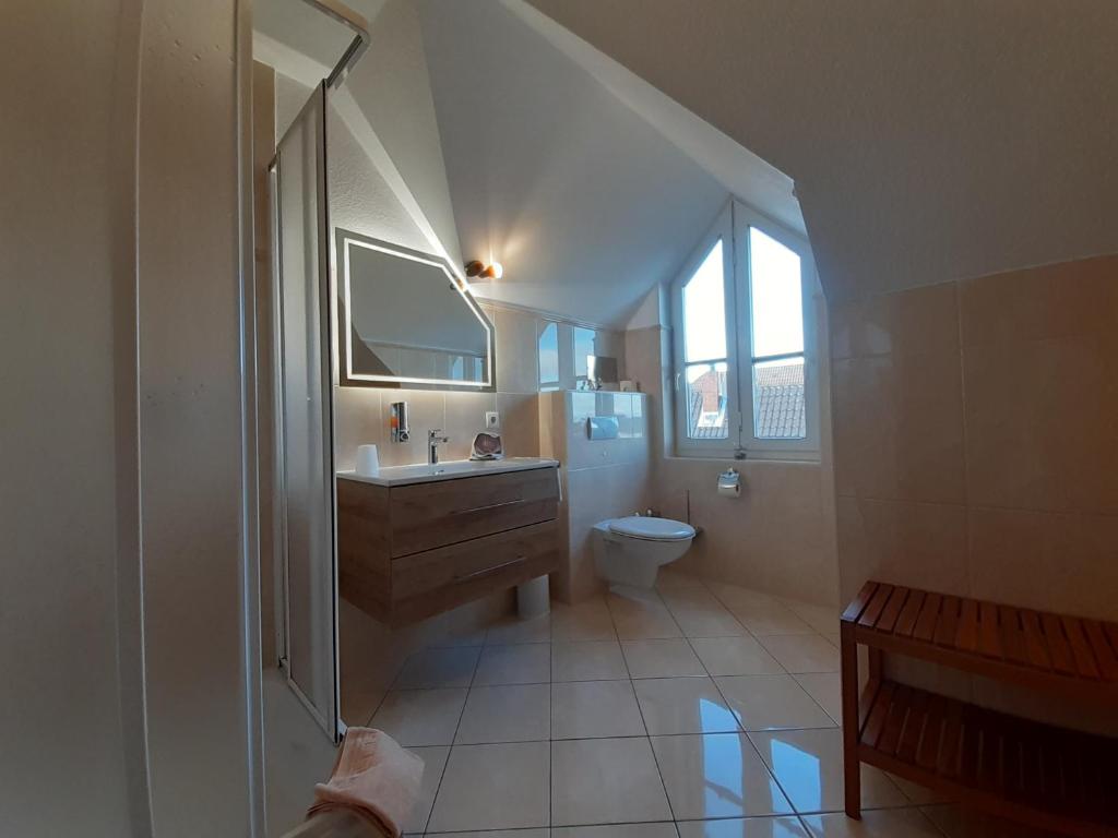 ein Bad mit einem Waschbecken und einem WC in der Unterkunft Ferienwohnungen Auf der Düne in Cuxhaven