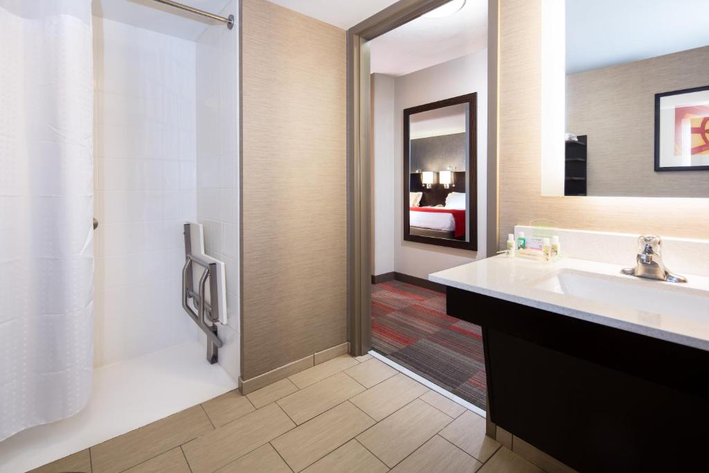 Holiday Inn Milwaukee Riverfront, an IHG Hotel - 