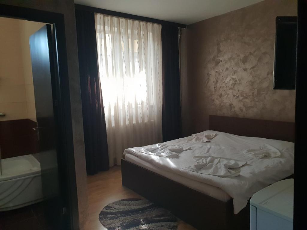 Postel nebo postele na pokoji v ubytování Villa George