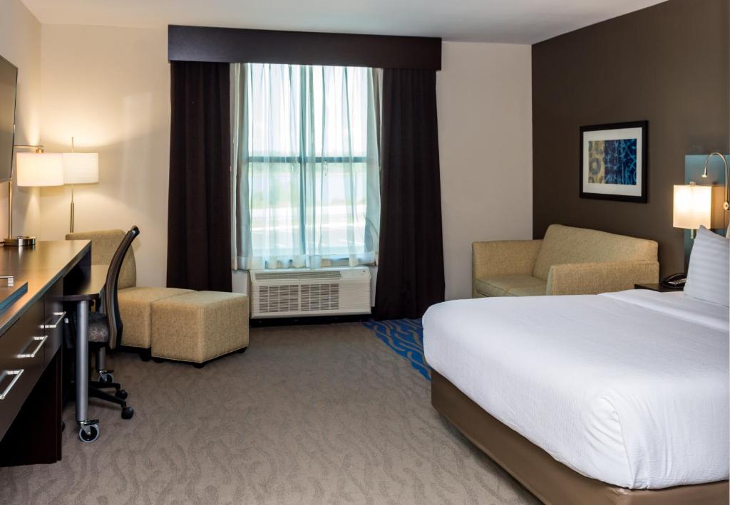 Holiday Inn Paducah Riverfront by IHG - Room King Estándar Con Balcón Y Vista Al Río