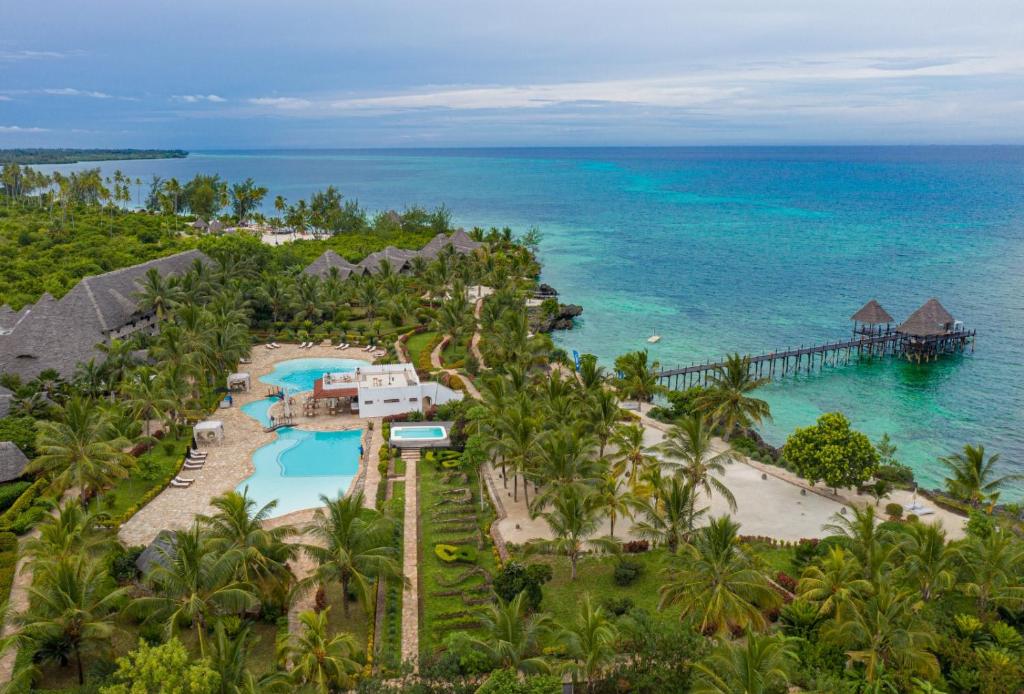 uma vista aérea do resort e do oceano em Fruit & Spice Wellness Resort Zanzibar em Kizimkazi