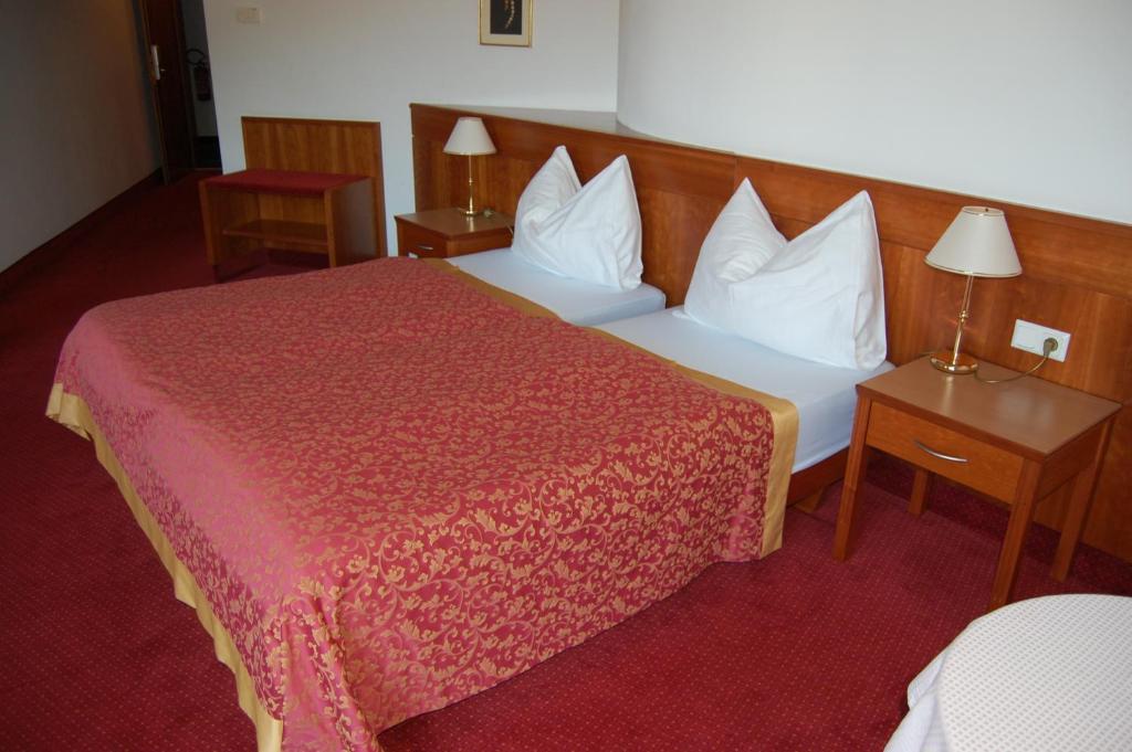 Postel nebo postele na pokoji v ubytování Gardenhotel Premstaller