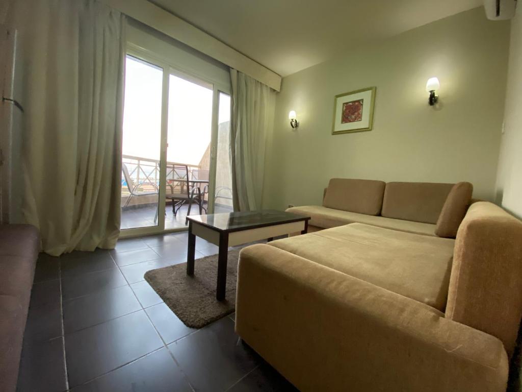A seating area at Porto South Beach Royal Sea view families صف اول بحر مباشر