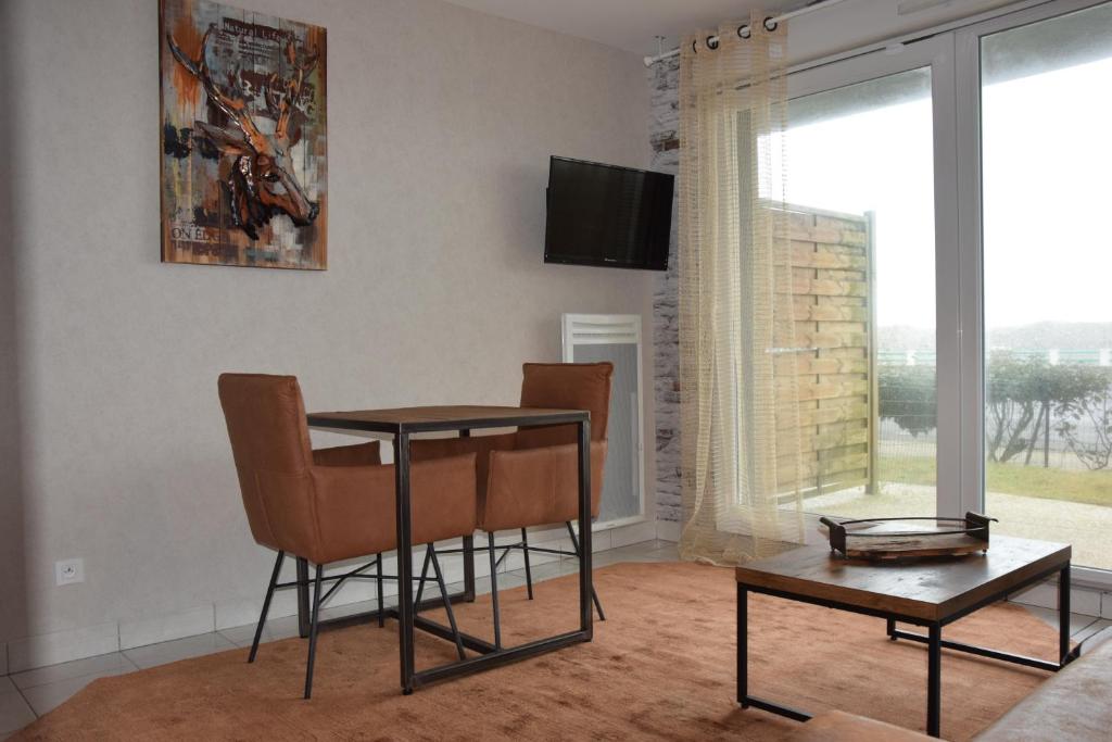 TV a/nebo společenská místnost v ubytování Ces jours en baie Le vue mer