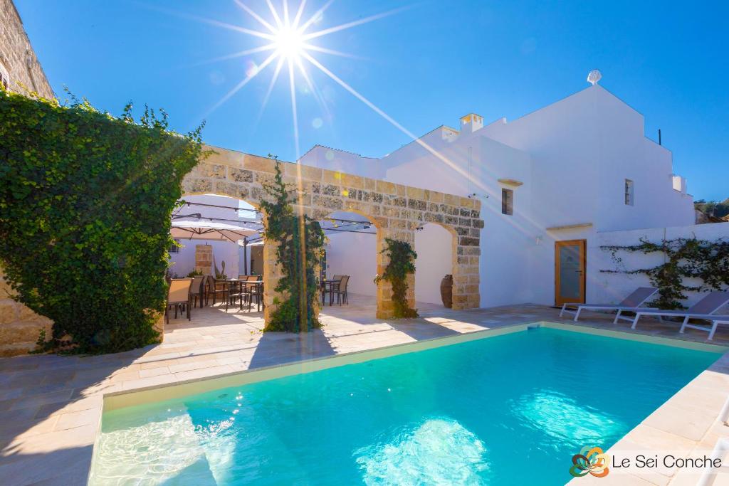 Willa z basenem i patio w obiekcie Le Sei Conche Relais & SPA w mieście Gemini