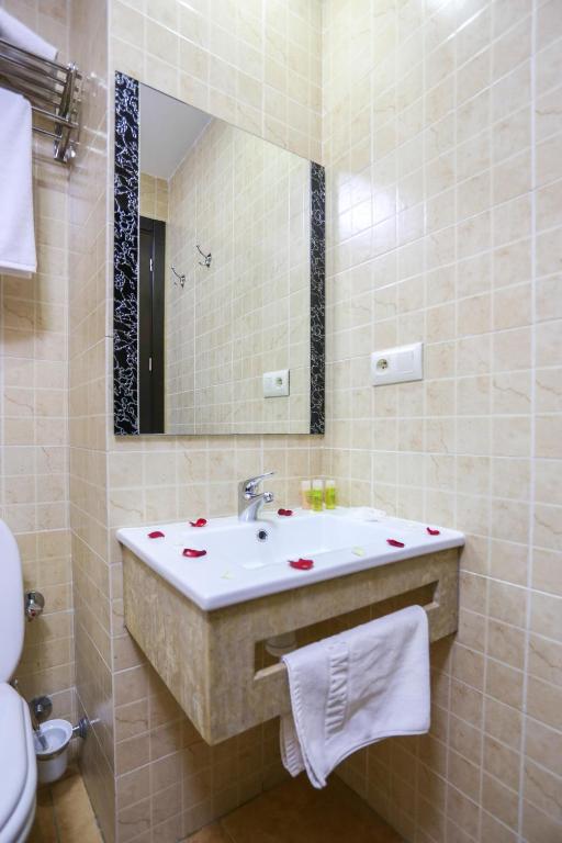 Een badkamer bij Hôtel Suite Martil