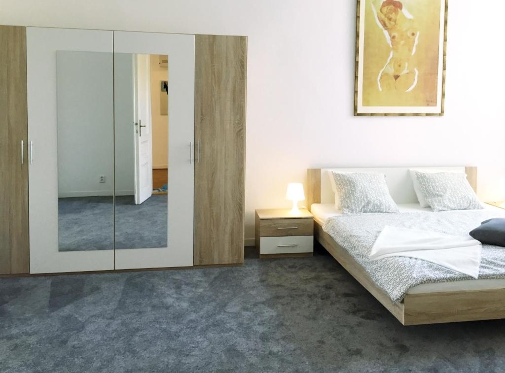 Кровать или кровати в номере VIP city CENTER apartment Prague