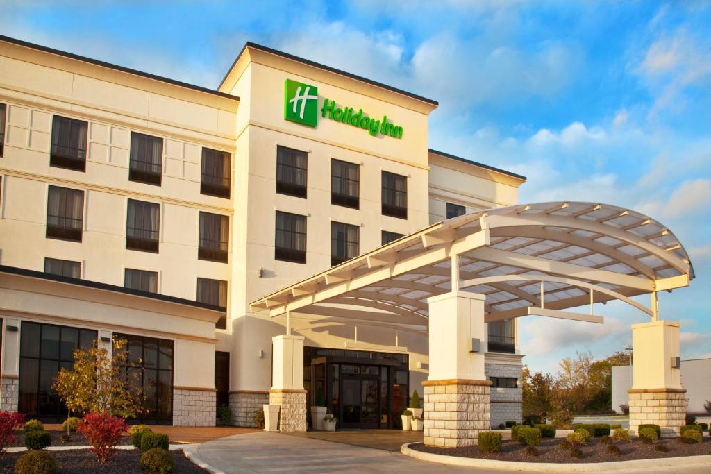 un edificio de hotel con un cartel de hilton en Holiday Inn Quincy, an IHG Hotel, en Quincy