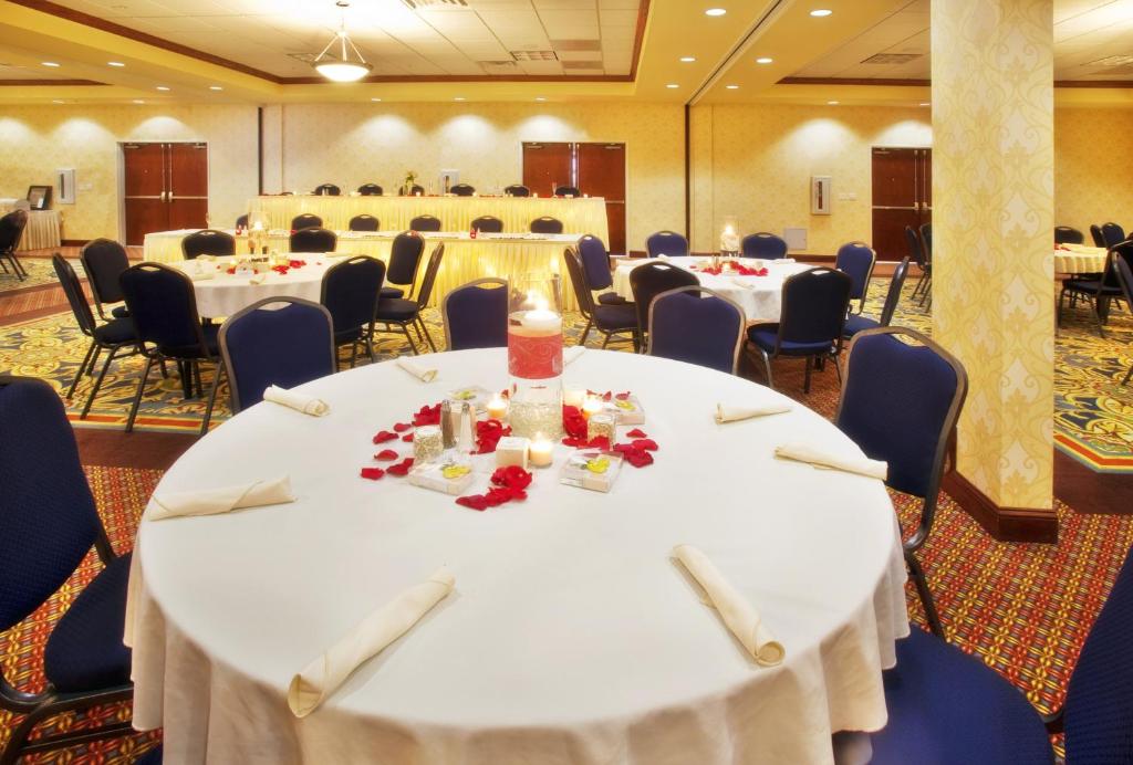ein großes Zimmer mit Tischen und Stühlen und einem Ballsaal in der Unterkunft Holiday Inn Quincy, an IHG Hotel in Quincy