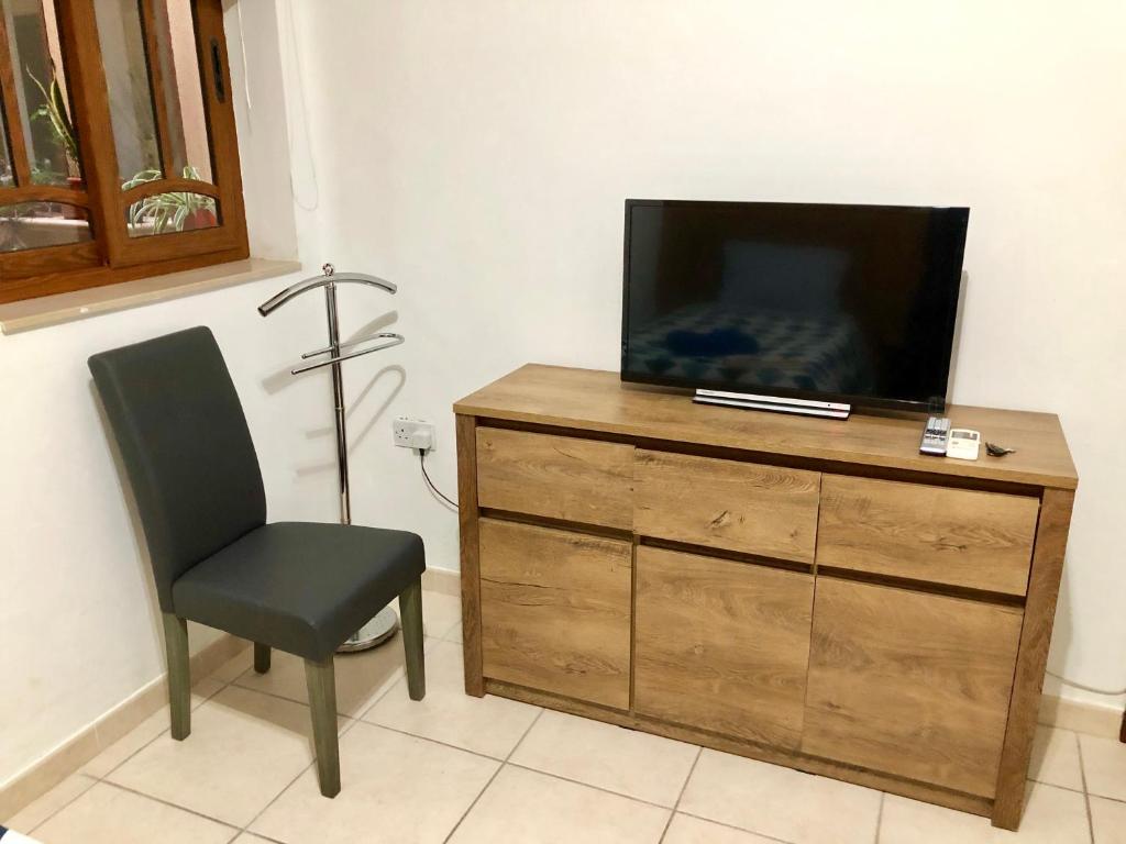 TV a/nebo společenská místnost v ubytování Desert Rose Quiet house 3km away from airport