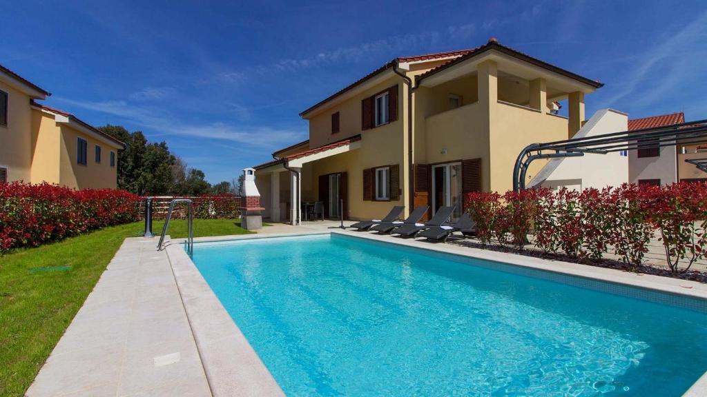 - une piscine en face d'une maison dans l'établissement Luxury Vila compelx Mar-Marisol with 2 pools and 8 bedrooms, 200m from the beach, à Banjole