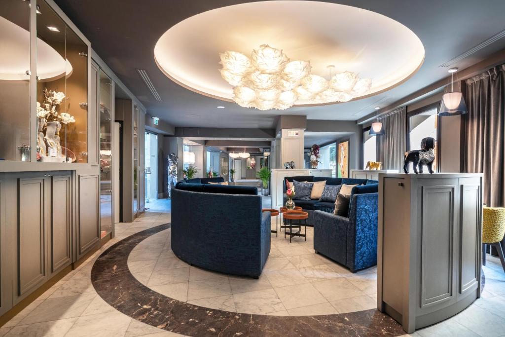 a lobby with blue furniture and a chandelier at Palazzo Doglio in Cagliari