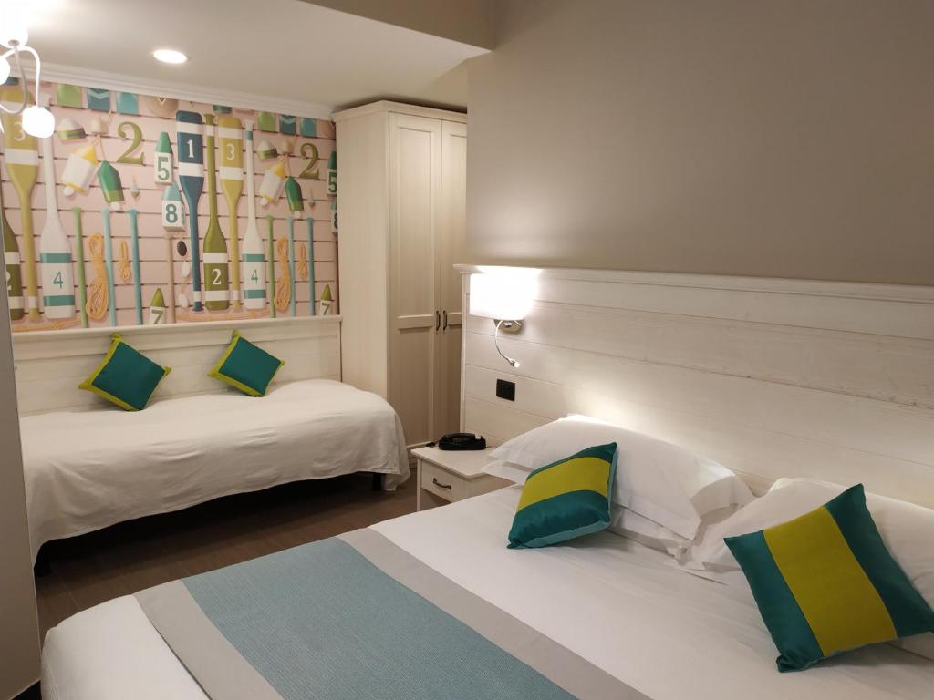 Tempat tidur dalam kamar di La Camogliese Hotel B&B