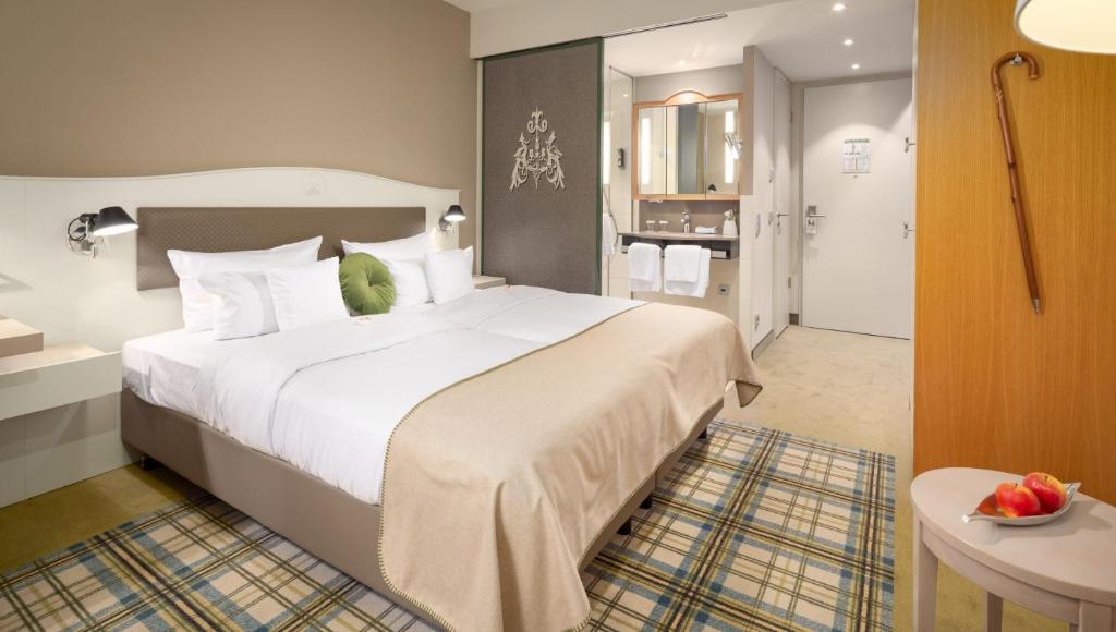 Postel nebo postele na pokoji v ubytování Hotel Jagdschloss Kranichstein