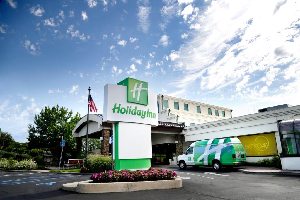 een bord voor een herberg in Houston met een busje bij Holiday Inn Plainview-Long Island, an IHG Hotel in Plainview