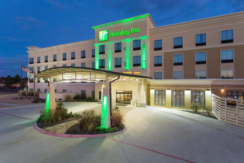 ein Hotelgebäude mit einem Pavillon davor in der Unterkunft Holiday Inn Texarkana Arkansas Convention Center, an IHG Hotel in Texarkana