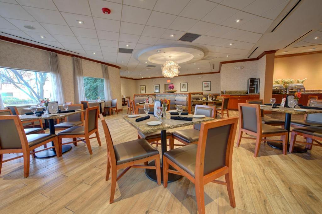Restaurace v ubytování Holiday Inn Plainview-Long Island by IHG
