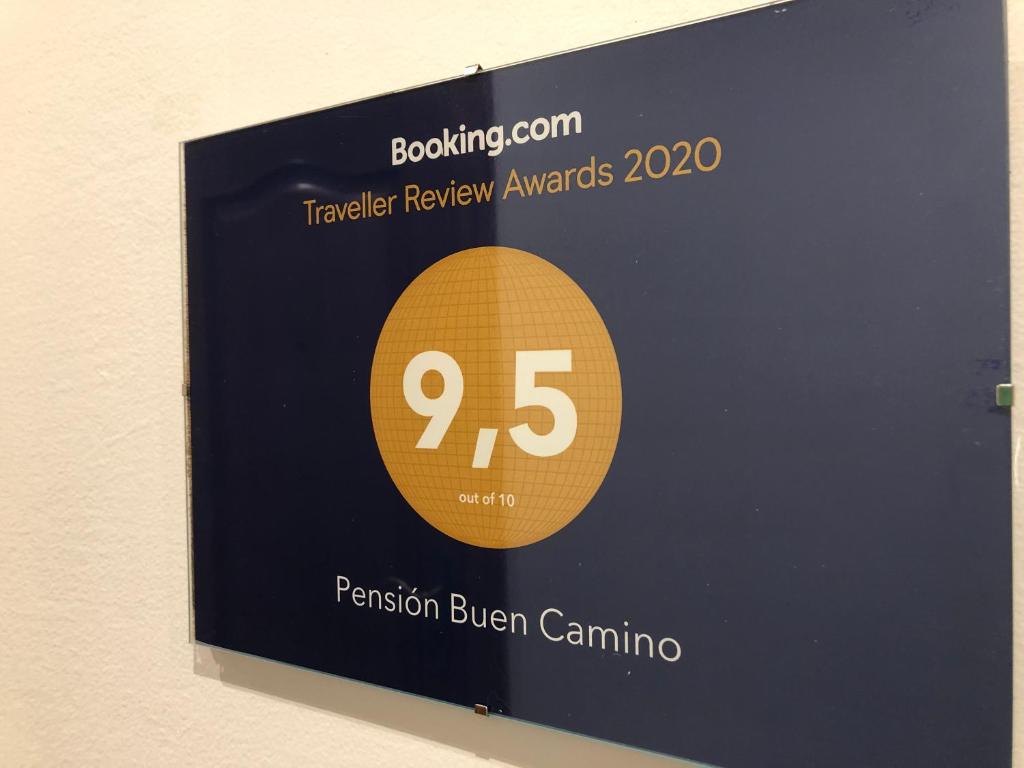 una señal para una oficina de turismo camino en una habitación en Pensión Buen Camino, en Estella