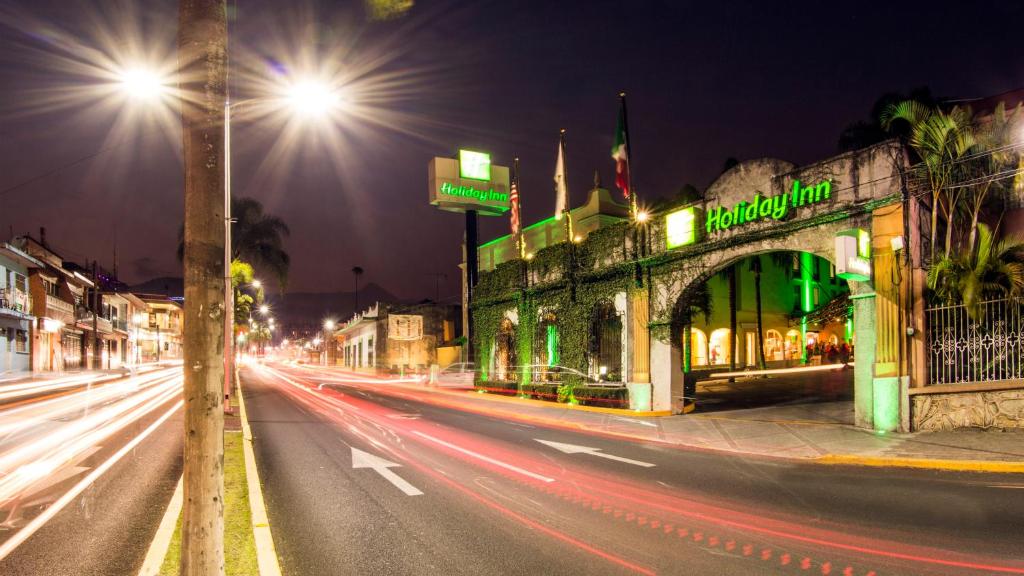una calle de la ciudad por la noche con luces de la calle en Holiday Inn Orizaba, an IHG Hotel en Orizaba