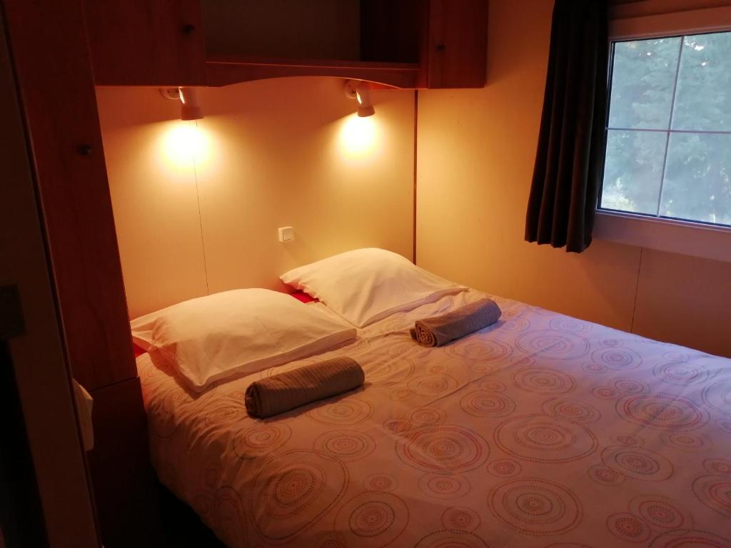 Postel nebo postele na pokoji v ubytování Mas Maurane - L'Olivier avec SPA privé aux portes d'ARLES