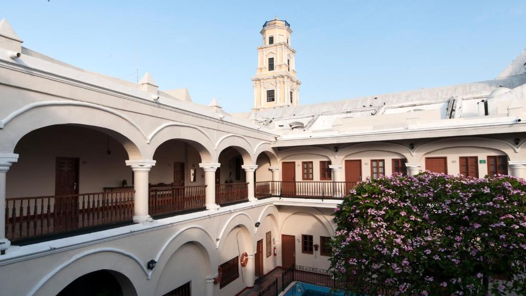 un edificio con una torre de reloj en el fondo en Holiday Inn Veracruz-Centro Historico, an IHG Hotel, en Veracruz