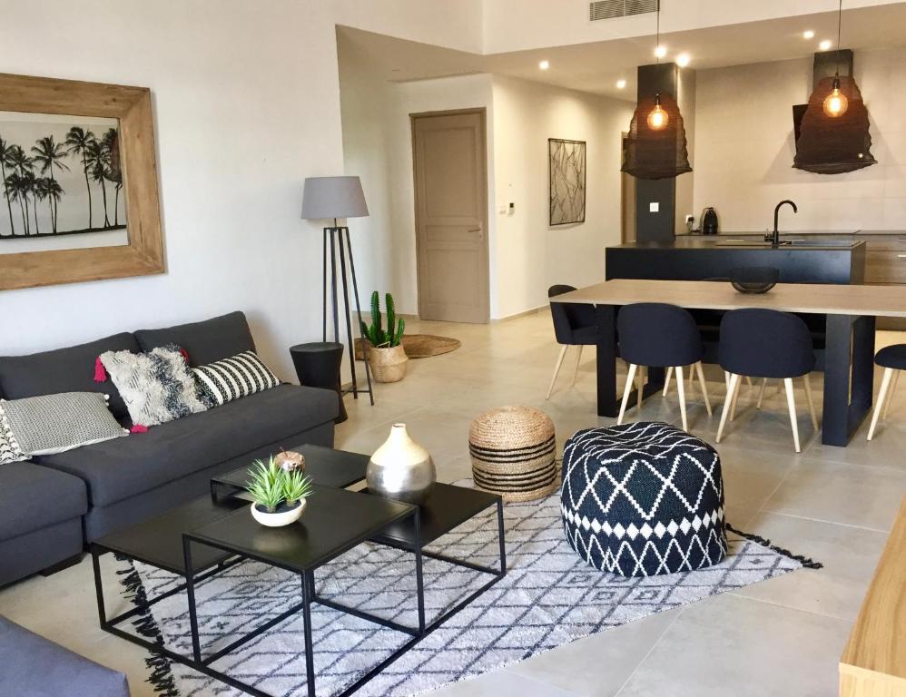 un salon avec un canapé et une table dans l'établissement Luxueux appt Vieil Antibes Port Plage TOUT équipé pour 8, à Antibes