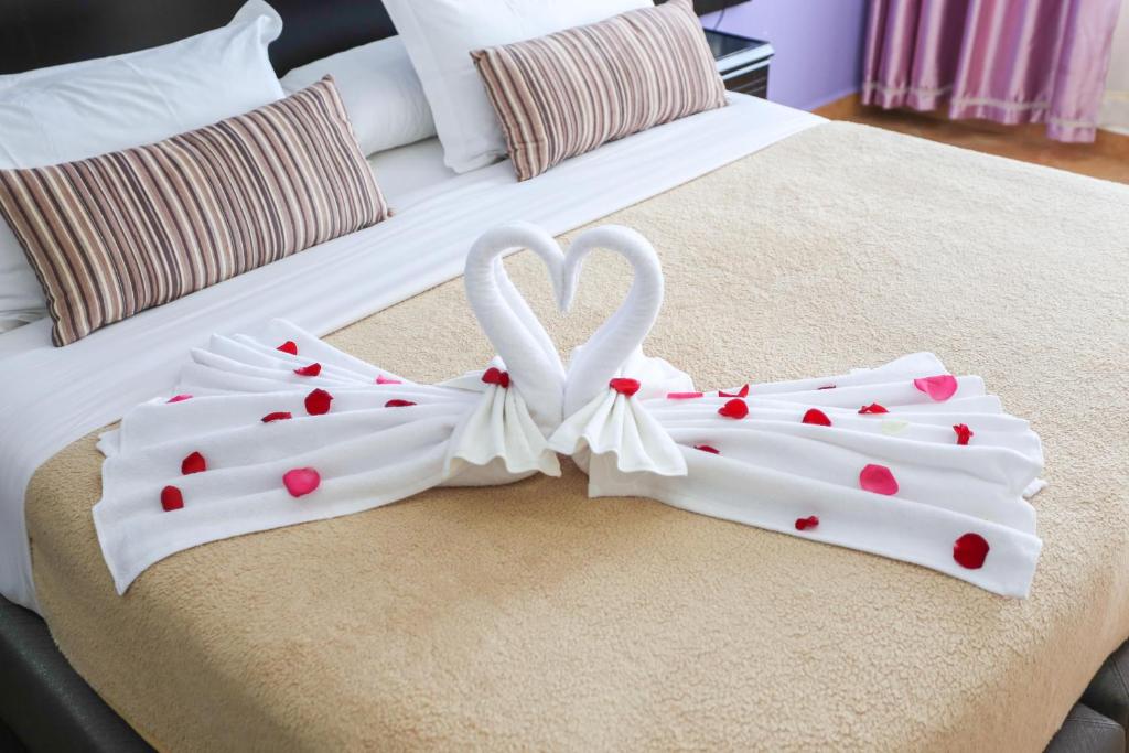 Een bed of bedden in een kamer bij Hôtel Suite Martil
