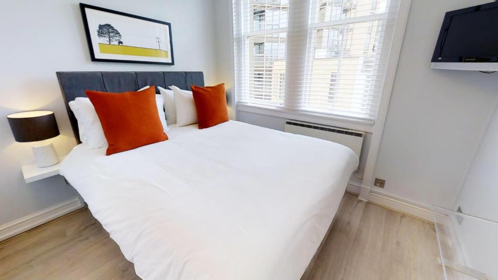 Baker Street Apartment Sleeps 2