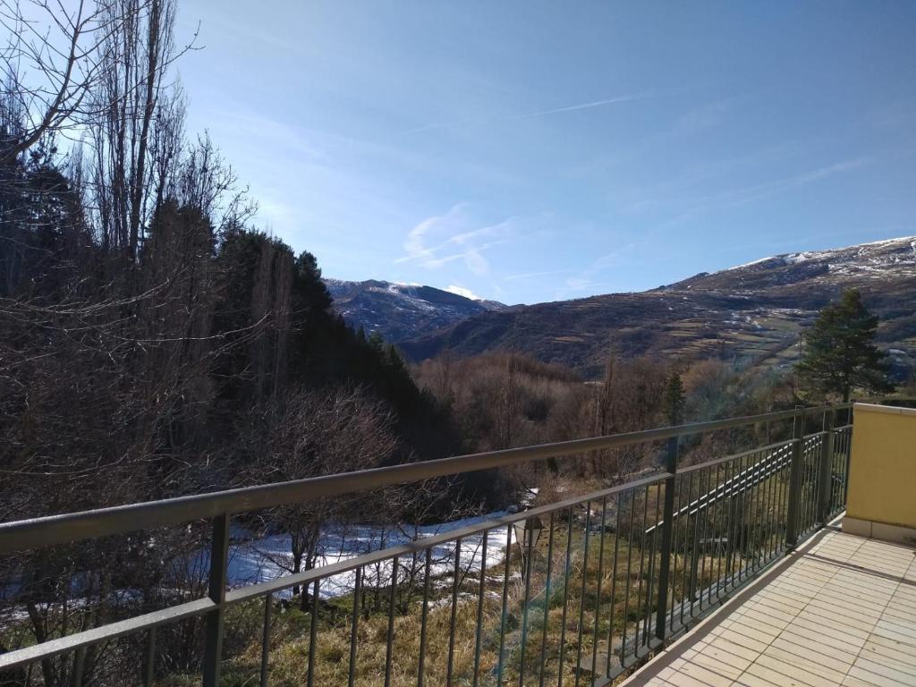 a balcony with a view of a mountain at Magnífic apartament de muntanya amb encant a la Vall Fosca. Tranquil.litat i natura. Bones excursións. in Monrós