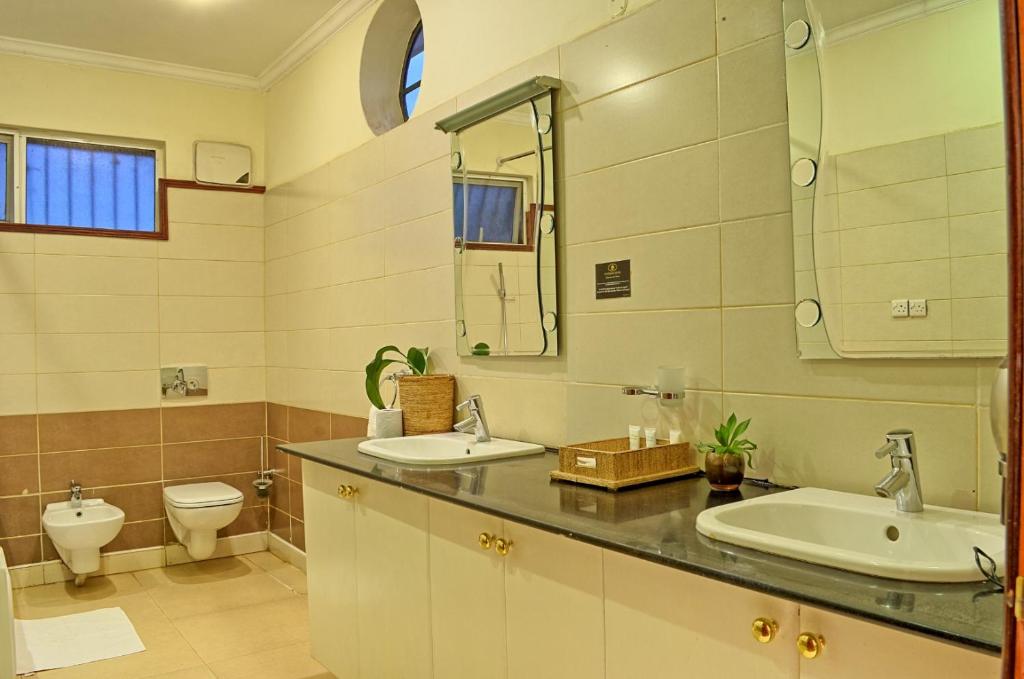Koupelna v ubytování Sovereign Hotel