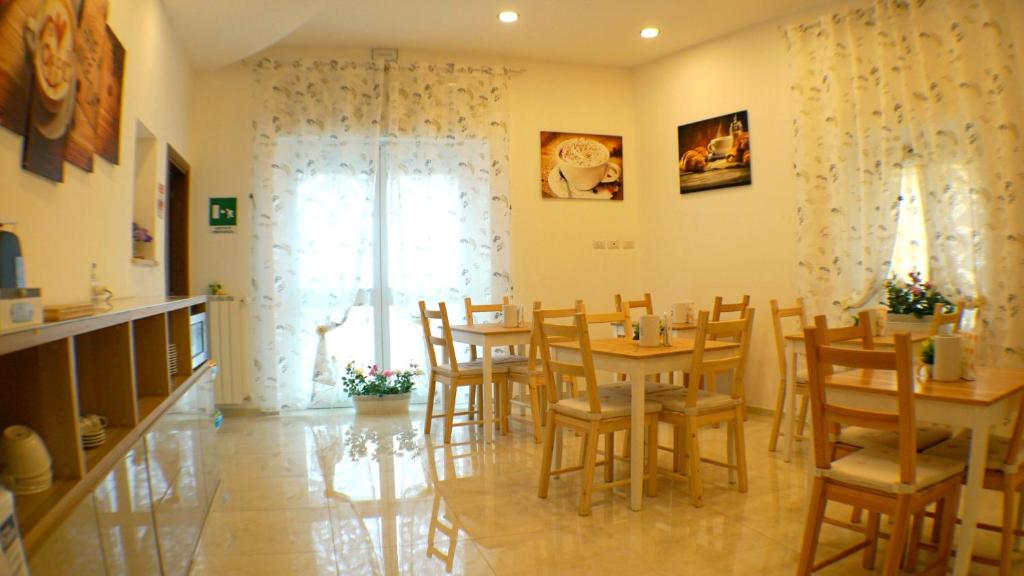 uma sala de jantar com uma mesa e cadeiras em La Lanterna Sul Comò em Civitavecchia