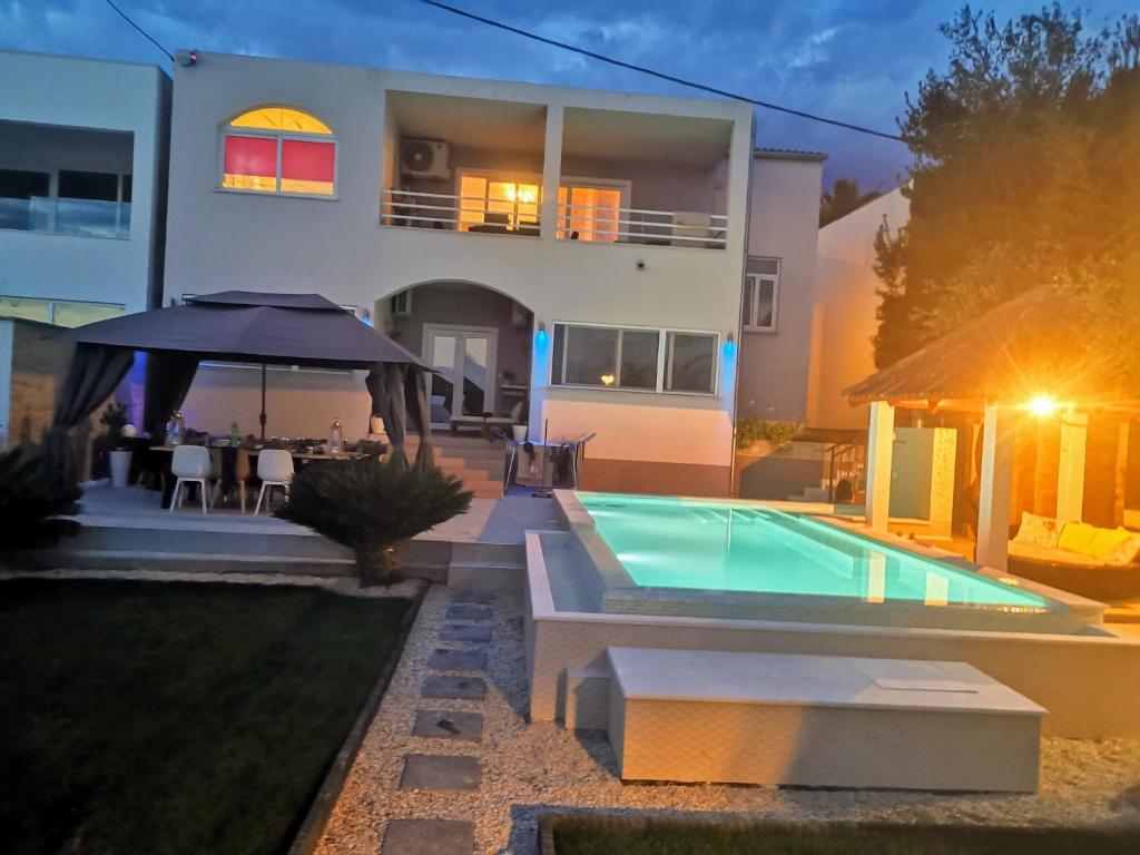 Bazén v ubytovaní Villa Maris- beachfront villa with exclusive pool alebo v jeho blízkosti