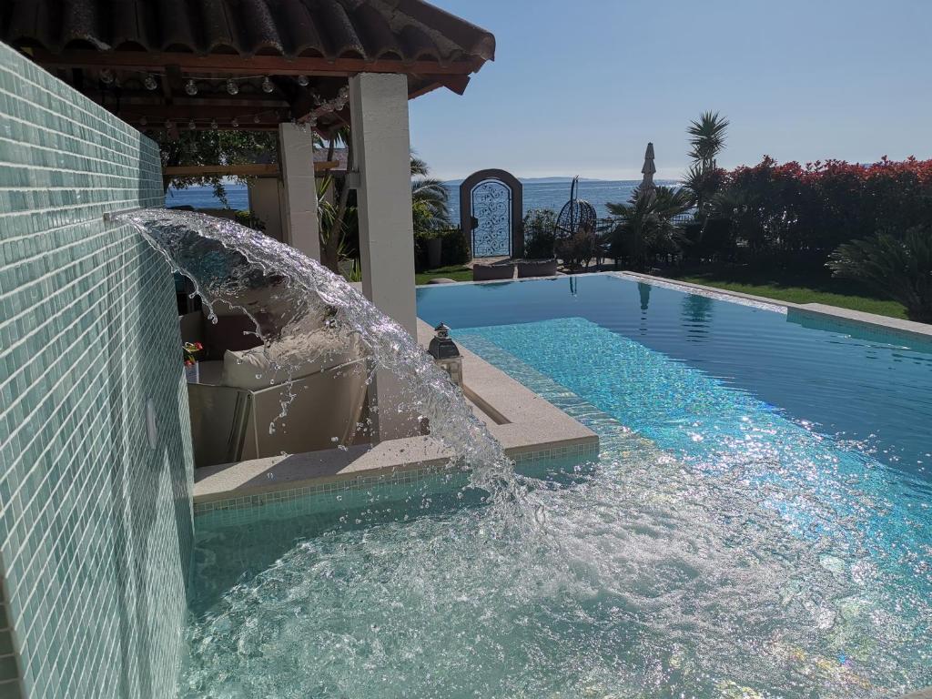 Bazén v ubytovaní Villa Maris- beachfront villa with exclusive pool alebo v jeho blízkosti