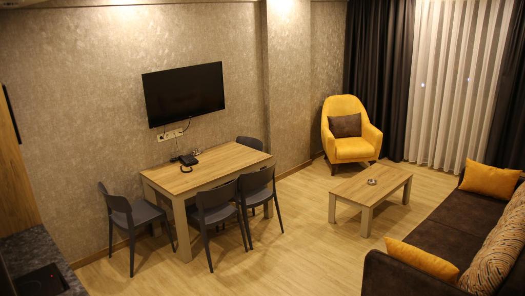 TV a/nebo společenská místnost v ubytování Golden World Suite Hotel