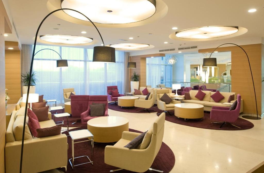 Posezení v ubytování Holiday Inn Muscat AlSeeb by IHG