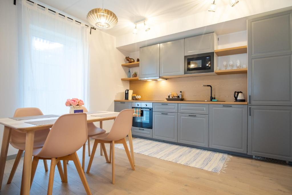 uma cozinha com mesa e cadeiras num quarto em Dream Stay - Brand New Apartment with Balcony & Free Parking em Taline
