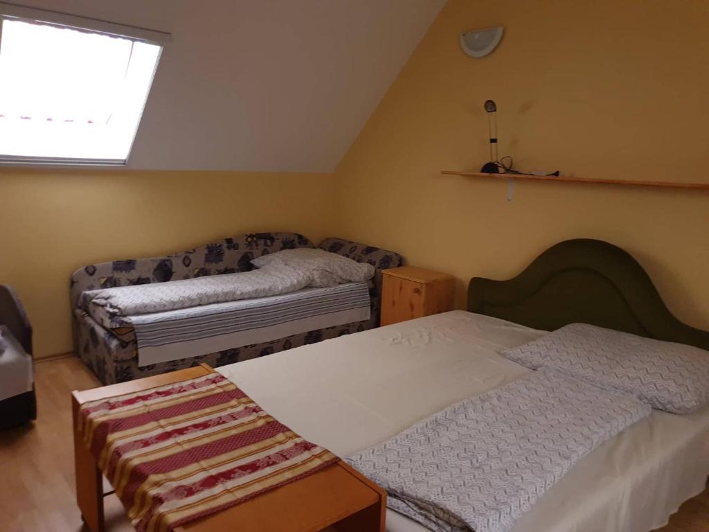 A bed or beds in a room at Gabi Szálló I.