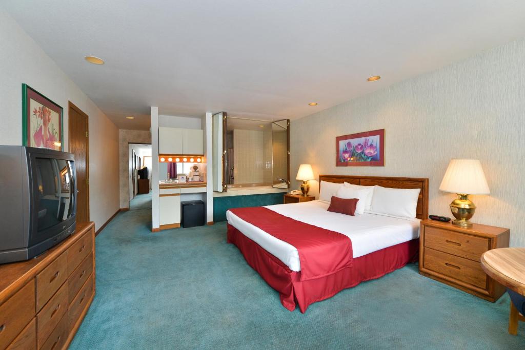 Postel nebo postele na pokoji v ubytování Travelodge by Wyndham Mackinaw City