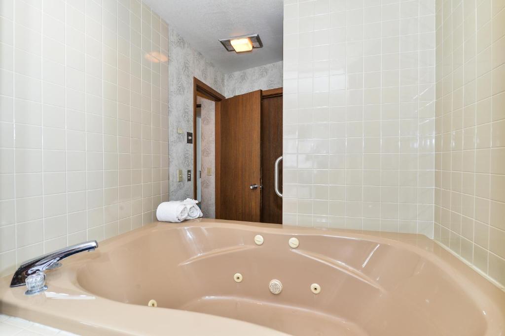 Koupelna v ubytování Travelodge by Wyndham Mackinaw City