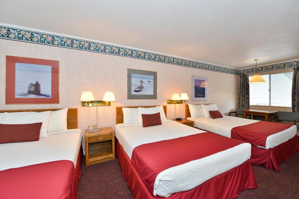 Postel nebo postele na pokoji v ubytování Travelodge by Wyndham Mackinaw City