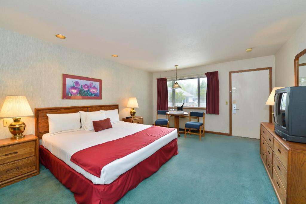 TV a/nebo společenská místnost v ubytování Travelodge by Wyndham Mackinaw City