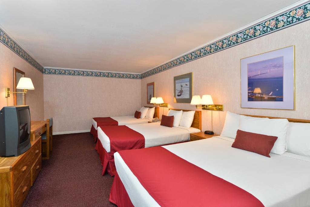 Postel nebo postele na pokoji v ubytování Travelodge by Wyndham Mackinaw City