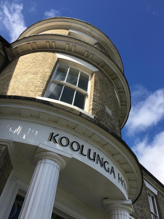 un edificio con una ventana redonda y una señal en él en Koolunga-Larch, en Gorleston-on-Sea